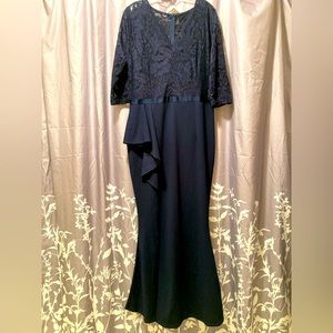 MIUSOL Navy Formal floral lace top floor- length evening gown. V-neck, 3/4 SL